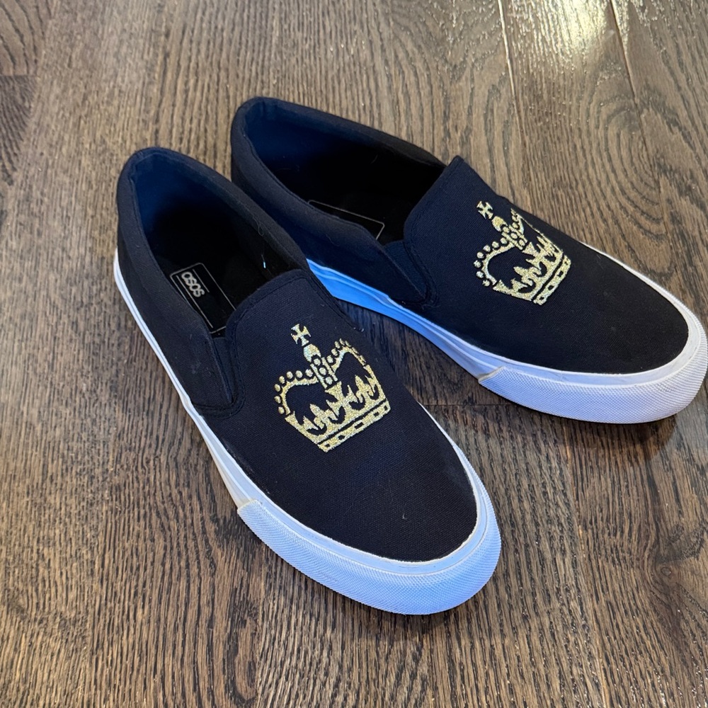 ASOS men’s Black and Gold Crown Slip-On Loafers